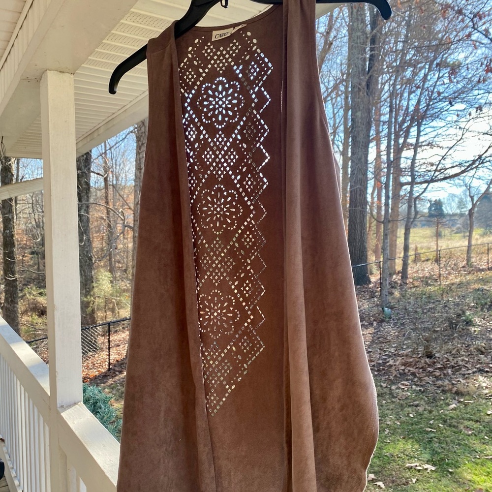 Light sleeveless cardigan w/ cutout design